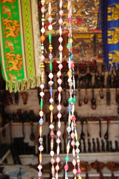 Artículos de artesanía africana a la venta en el mercado de Iringa en Tanzania — Foto de Stock