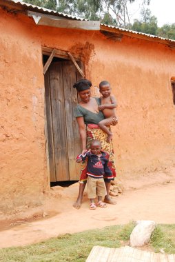 Kimliği belirsiz bir Afrikalı kadın çocukları kapınıza ile