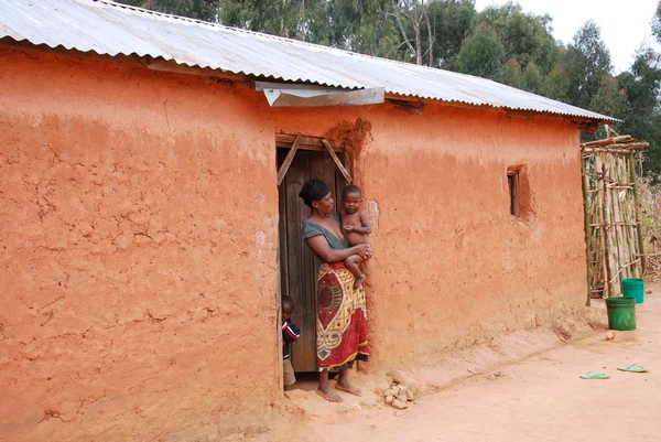 An unidentified African woman with her children on the doorstep — Stock Photo, Image