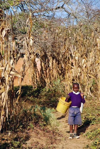 Il ritorno dalla scuola a un bambino africano, Tanzania, Africa 77 — Foto Stock