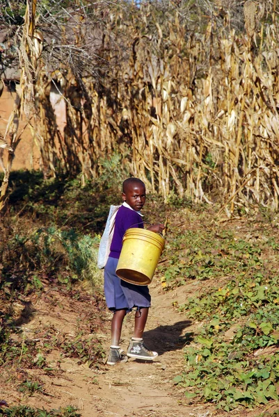 Die Rückkehr von der Schule zu einem afrikanischen Kind, Tansania, Afrika 75 — Stockfoto