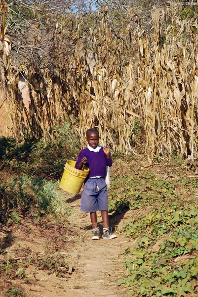 Il ritorno dalla scuola a un bambino africano, Tanzania, Africa 76 — Foto Stock