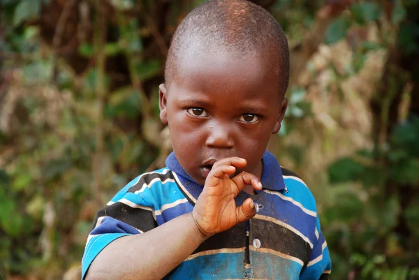 Lo guardo pieno di domande su un bambino africano. — Foto Stock