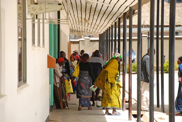 Příchodu a odchodu denně do nemocnice Iringa, Tanzanie, — Stock fotografie