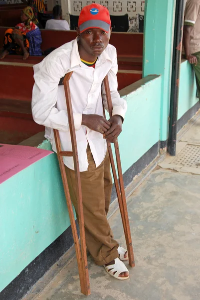 Ein afrikanischer Junge auf Krücken im iringa krankenhaus, tansania, afr — Stockfoto