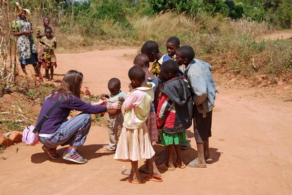 Una doctora voluntaria visita a un niño africano — Foto de Stock