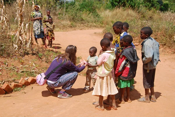 A volunteer female doctor speaks with African children 63 — Stock Photo, Image