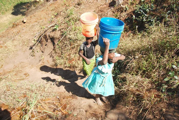 Het kostbare water in de regio van Kilolo, Tanzania Afrika 36 — Stockfoto