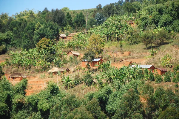 Huizen verspreid over de berg van Kilolo, Tanzania, Afrika — Stockfoto