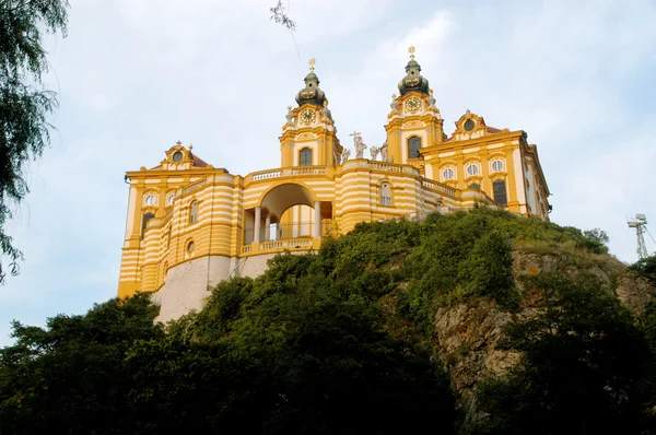 A glimpse of the ancient and imposing monastery of Melk on the D — Stock Photo, Image