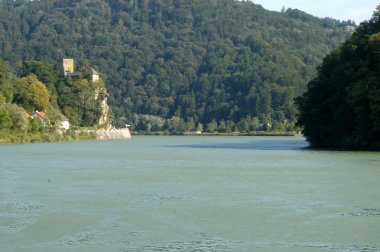 Küçük kale ve Avusturya Tuna Nehri üzerinde gözetleme kulesi