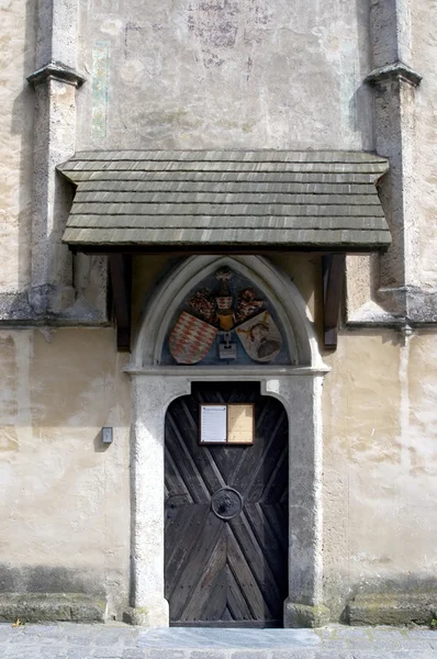 Das Portal einer Kirche in einem kleinen mittelalterlichen Dorf am Fluss — Stockfoto