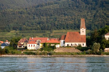 Avusturya Tuna Nehri üzerinde küçük bir ortaçağ kenti