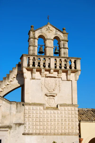 O campanário de uma antiga igreja de Matera - Basilicata - Ita — Fotografia de Stock