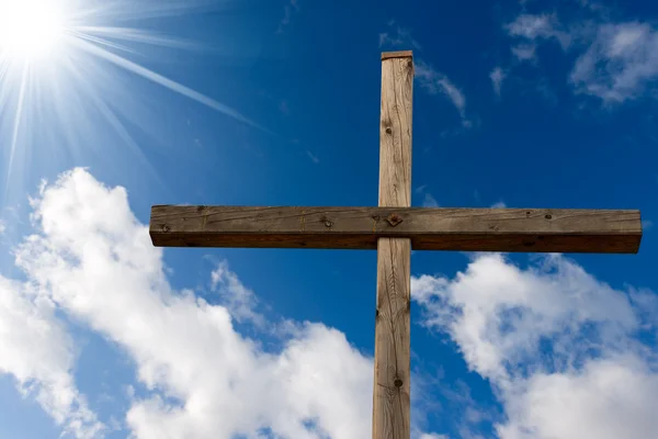 Croix chrétienne contre un ciel bleu — Photo