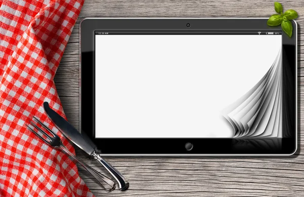 Tablet dan Cutlery pada Meja dengan Tablecloth — Stok Foto