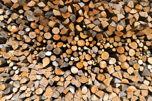 Hromada sekaného dřeva na podpal — Stock fotografie