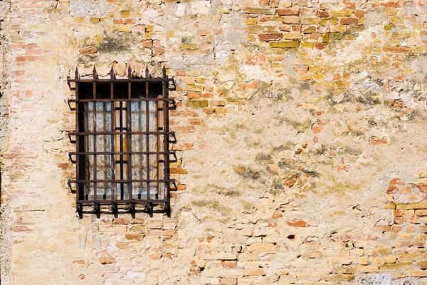 Okno s starých mříží - Itálie — Stock fotografie