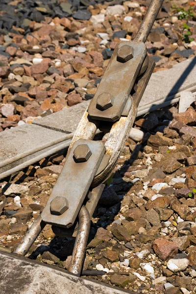 Vantskruven och elektrisk isolering - järnväg — Stockfoto