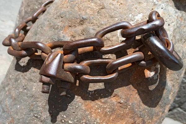 Rusty zinciri bir taş üzerinde — Stok fotoğraf