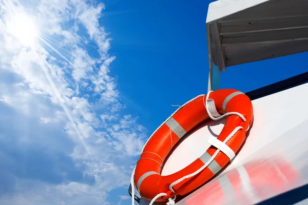 Bir feribot tekne turuncu Lifebuoy — Stok fotoğraf
