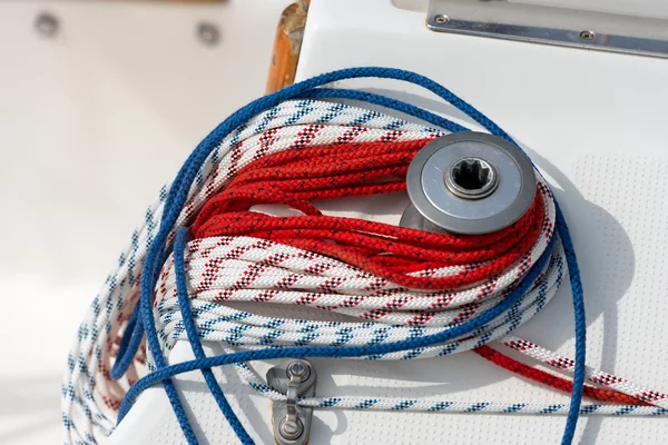 ヨットのロープとウインチ — ストック写真