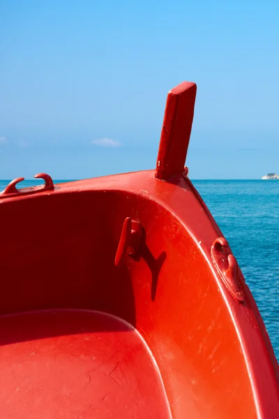 Prow rouge de bateau à rames — Photo