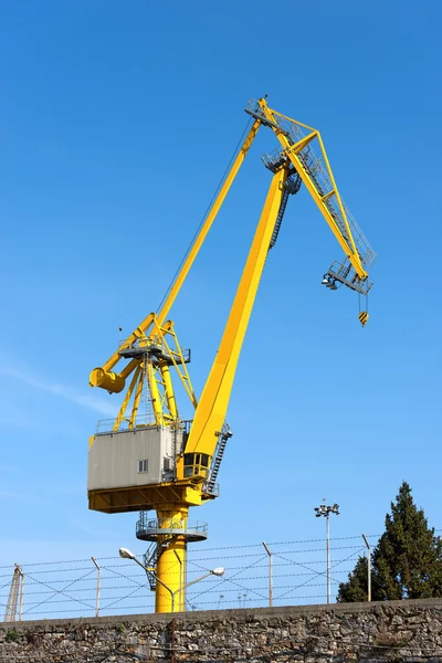 Großer kran im hafen - la spezia italien — Stockfoto