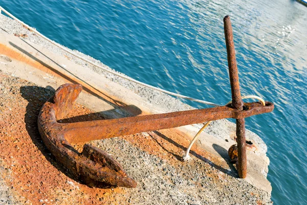 Âncora enferrujada no cais em Portovenere — Fotografia de Stock