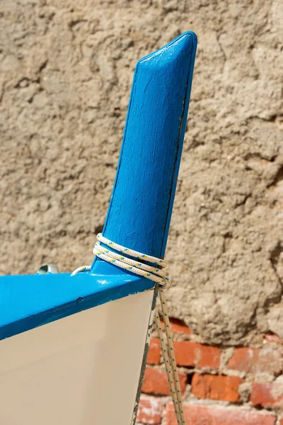 Proa azul del bote de remo — Foto de Stock
