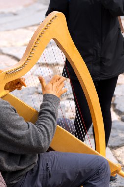 Sokak müzisyeni oynarken klasik Harp