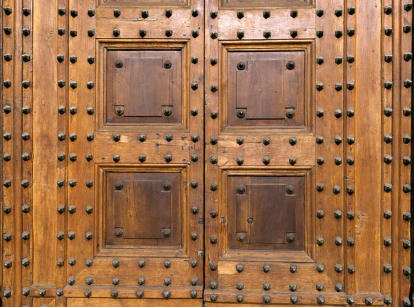 Porta de madeira antiga com pregos — Fotografia de Stock