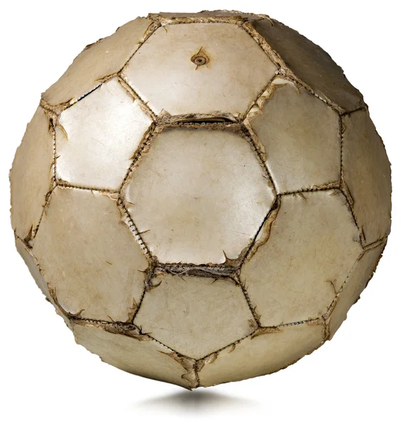 Старый футбольный мяч, изолированный от белых — стоковое фото