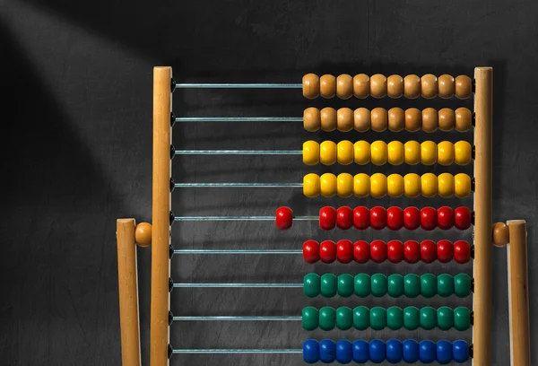 Abacus de madeira colorido em um quadro negro — Fotografia de Stock