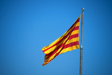 Mavi bir gökyüzü Katalan bayrağı