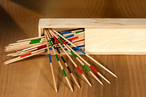 Mikado - Bastoni e scatola di legno — Foto Stock