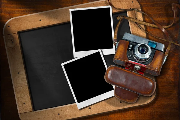 Oude Camera met lege foto's en Blackboard — Stockfoto