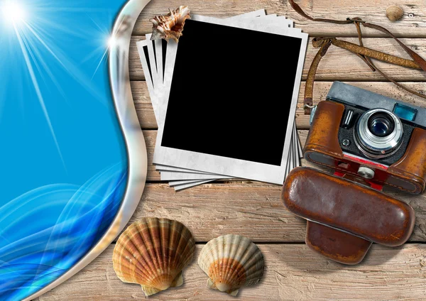 Fotocamera vintage con istantanee foto e Seashells — Foto Stock