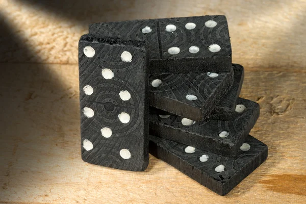 Peças de madeira velhas do jogo de dominó — Fotografia de Stock