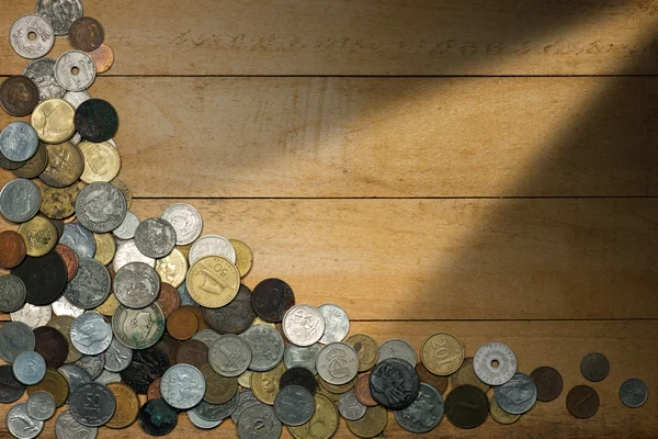 Monedas antiguas sobre fondo de madera —  Fotos de Stock