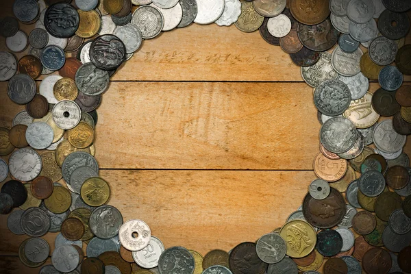 Monedas antiguas sobre fondo de madera — Foto de Stock