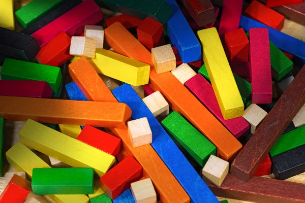 Ξύλινο παιχνίδι με χρωματιστά κομμάτια — Φωτογραφία Αρχείου