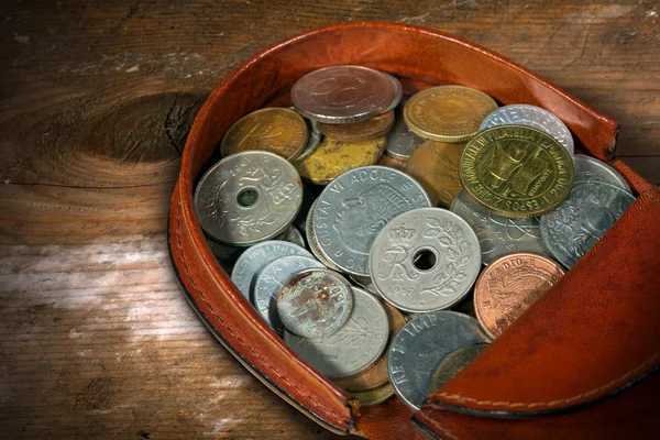 Шкіряний гаманець зі старими монетами — стокове фото
