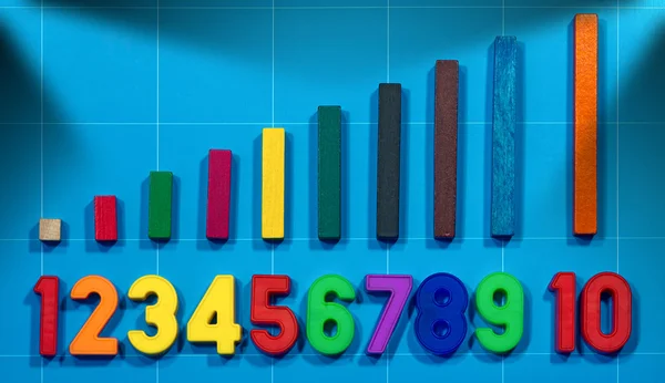 Magnetische cijfers en houten kleurrijke stukken — Stockfoto