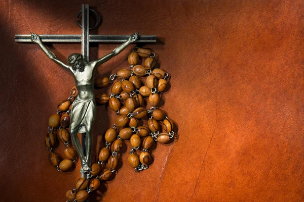 Crocifisso in metallo con rosario in legno — Foto Stock