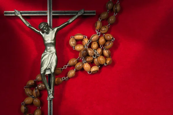 Crucifix en métal avec perles de chapelet en bois — Photo