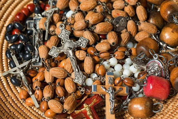 Tanti rosari con crocifissi — Foto Stock