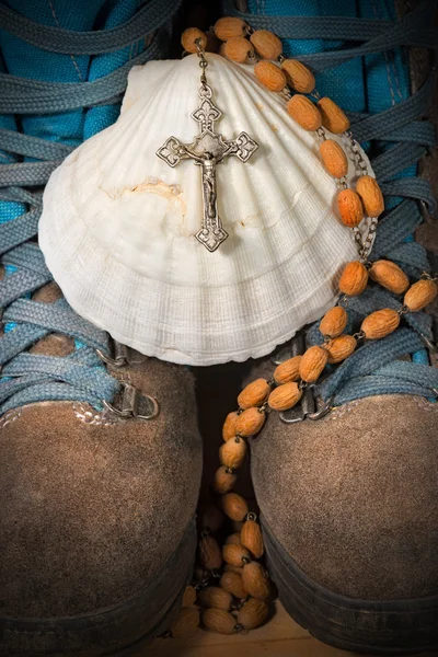 Christian pilgrimsfärd symboler - stövlar och Shell — Stockfoto