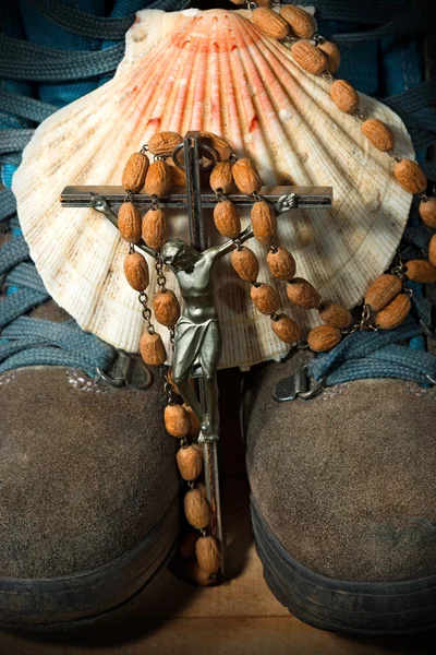 Christian pilgrimsfärd symboler - stövlar och Shell — Stockfoto