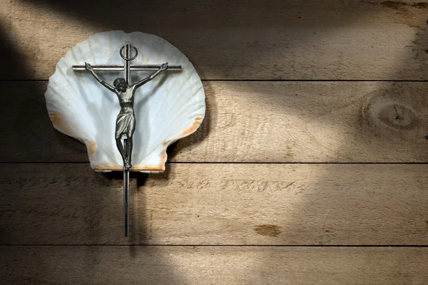Распятие на раковине гребешка - символ паломничества — стоковое фото